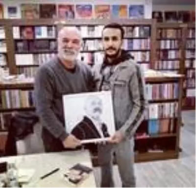 Ünlüleri kara kalemle çizip onlara hediye ediyor Ünlüleri kara kalemle çizip onlara hediye ediyor
