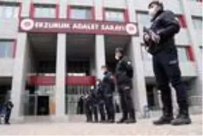 Uyuşturucu satıcıları, geniş güvenlik önlemi altında adliyeye sevk edildi Uyuşturucu satıcıları, geniş güvenlik önlemi altında adliyeye sevk edildi