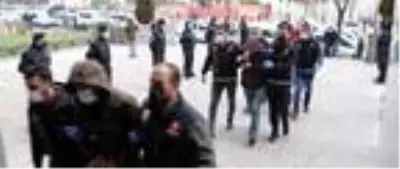 Uyuşturucu satıcıları, geniş güvenlik önlemi altında adliyeye sevk edildi Uyuşturucu satıcıları, geniş güvenlik önlemi altında adliyeye sevk edildi