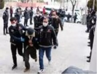 Uyuşturucu satıcıları, geniş güvenlik önlemi altında adliyeye sevk edildi Uyuşturucu satıcıları, geniş güvenlik önlemi altında adliyeye sevk edildi