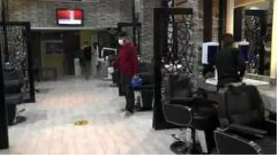 Yasağa uyan berberler 20.00'de iş yerlerini kapattı Yasağa uyan berberler 20.00'de iş yerlerini kapattı