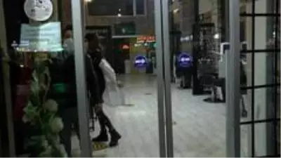 Yasağa uyan berberler 20.00'de iş yerlerini kapattı