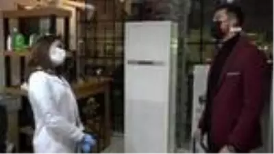 Yasağa uyan berberler 20.00'de iş yerlerini kapattı Yasağa uyan berberler 20.00'de iş yerlerini kapattı