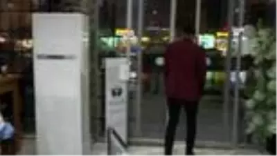 Yasağa uyan berberler 20.00'de iş yerlerini kapattı