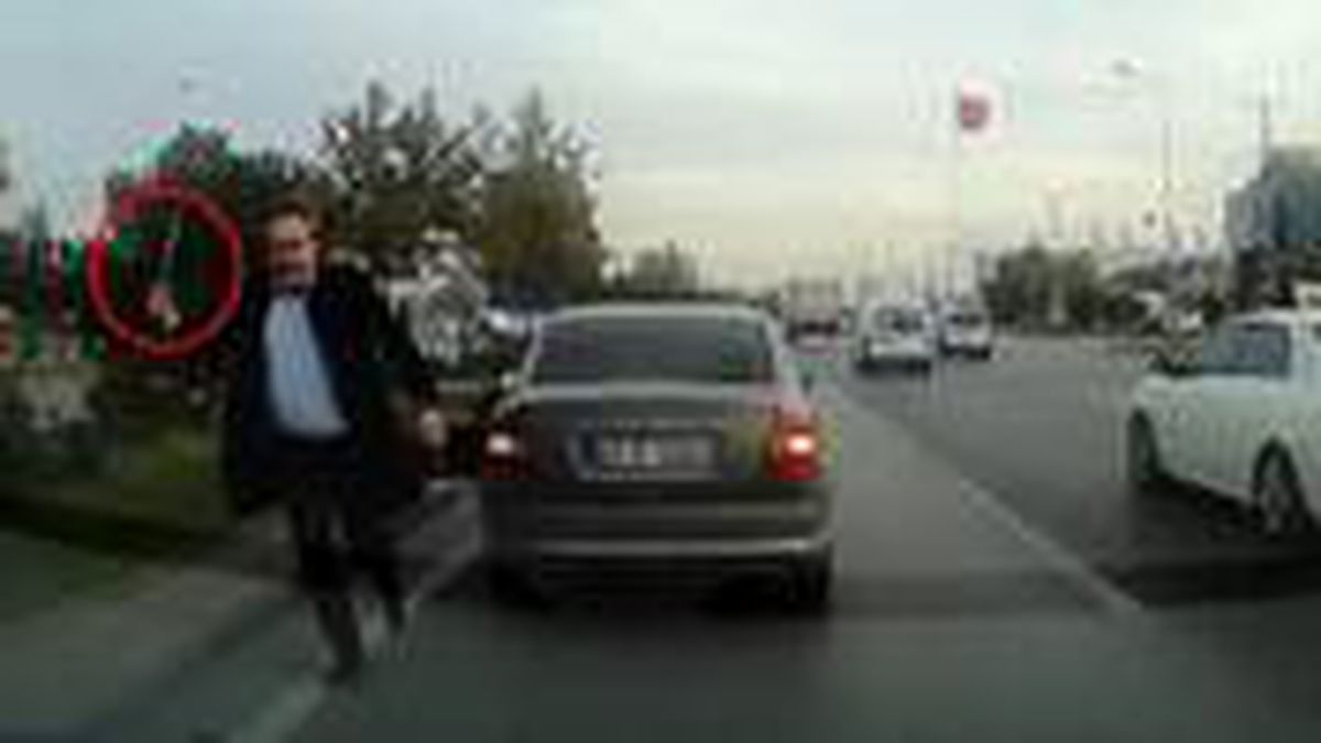 Yol isteyen sürücüye önce küfretti, ardından aracına zarar verdi! Dehşet anları kamerada