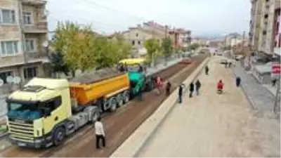 Yunus Emre Caddesinde sıcak asfalt öncesi PMT serimine başlandı Yunus Emre Caddesinde sıcak asfalt öncesi PMT serimine başlandı