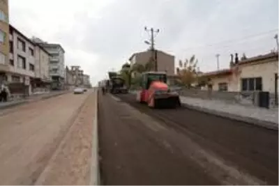 Yunus Emre Caddesinde sıcak asfalt öncesi PMT serimine başlandı Yunus Emre Caddesinde sıcak asfalt öncesi PMT serimine başlandı