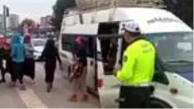 Adana'da 17 kişilik servis aracında 41 işçi taşıyan ehliyetsiz sürücüye para cezası Adana'da 17 kişilik servis aracında 41 işçi taşıyan ehliyetsiz sürücüye para cezası