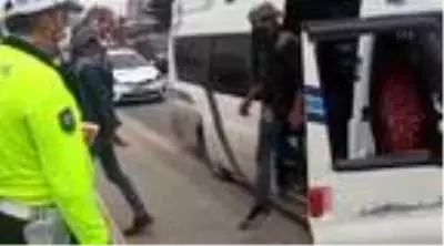 Adana'da 17 kişilik servis aracında 41 işçi taşıyan ehliyetsiz sürücüye para cezası Adana'da 17 kişilik servis aracında 41 işçi taşıyan ehliyetsiz sürücüye para cezası