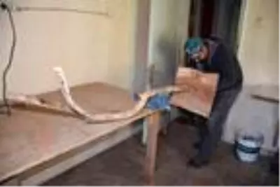 25 yıl sonra memleketine döndü, eski ahşapları sanata dönüştürüyor 25 yıl sonra memleketine döndü, eski ahşapları sanata dönüştürüyor