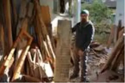 25 yıl sonra memleketine döndü, eski ahşapları sanata dönüştürüyor 25 yıl sonra memleketine döndü, eski ahşapları sanata dönüştürüyor