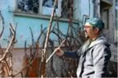25 yıl sonra memleketine döndü, eski ahşapları sanata dönüştürüyor 25 yıl sonra memleketine döndü, eski ahşapları sanata dönüştürüyor
