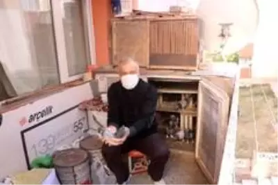 65 yıllık tutkusundan vazgeçemeyen yaşlı adam, evinin balkonunu kümese çevirdi 65 yıllık tutkusundan vazgeçemeyen yaşlı adam, evinin balkonunu kümese çevirdi