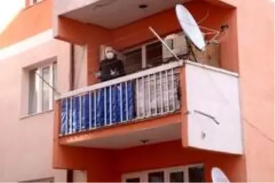 65 yıllık tutkusundan vazgeçemeyen yaşlı adam, evinin balkonunu kümese çevirdi 65 yıllık tutkusundan vazgeçemeyen yaşlı adam, evinin balkonunu kümese çevirdi