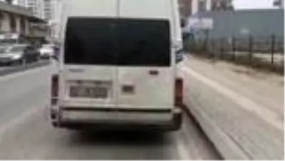 Adana'da 17 kişilik servis aracında 41 işçi taşıyan ehliyetsiz sürücüye para cezası Adana'da 17 kişilik servis aracında 41 işçi taşıyan ehliyetsiz sürücüye para cezası