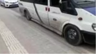 Adana'da 17 kişilik servis aracında 41 işçi taşıyan ehliyetsiz sürücüye para cezası Adana'da 17 kişilik servis aracında 41 işçi taşıyan ehliyetsiz sürücüye para cezası