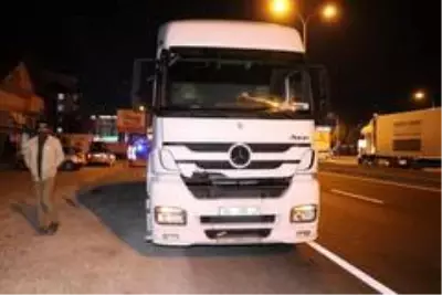 Aksaray'da tırın çarptığı yaya feci şekilde can verdi Aksaray'da tırın çarptığı yaya feci şekilde can verdi
