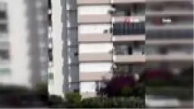 Antalya'da 8'inci katta cam silen kişi yürekleri ağza getirdi Antalya'da 8'inci katta cam silen kişi yürekleri ağza getirdi