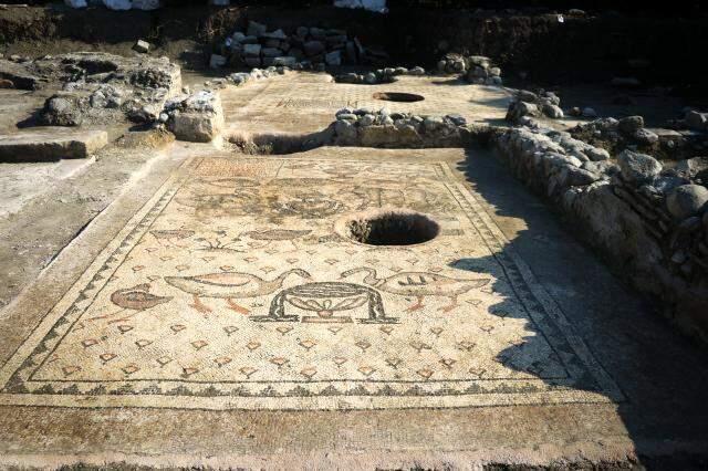 Bahçesine fidan dikerken 6. yüzyıla ait kilise buldu Bahçesine fidan dikerken 6. yüzyıla ait kilise buldu