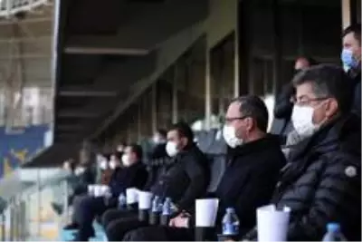 Bakan Kasapoğlu, Gençlerbirliği-Fenerbahçe maçını tribünden takip ediyor