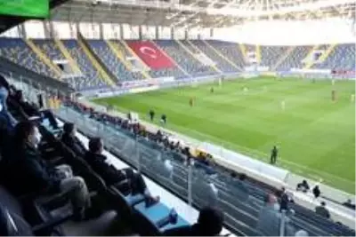 Bakan Kasapoğlu, Gençlerbirliği-Fenerbahçe maçını tribünden takip ediyor