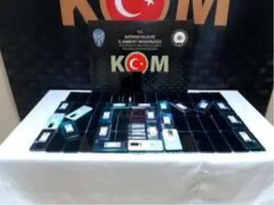 Batman'da 80 adet gümrük kaçağı cep telefonu ele geçirildi Batman'da 80 adet gümrük kaçağı cep telefonu ele geçirildi