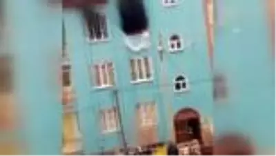 Benzin dökülen sobanın patlaması sonucu çıkan yangında 5 kişi yaralandı Benzin dökülen sobanın patlaması sonucu çıkan yangında 5 kişi yaralandı