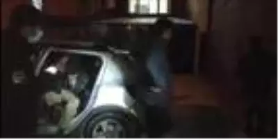 Bir otomobilden 10 kaçak göçmen indi Bir otomobilden 10 kaçak göçmen indi