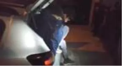 Bir otomobilden 10 kaçak göçmen indi Bir otomobilden 10 kaçak göçmen indi