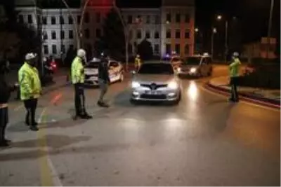 Bolu, sokağa çıkma kısıtlamasıyla sessizliğe büründü Bolu, sokağa çıkma kısıtlamasıyla sessizliğe büründü