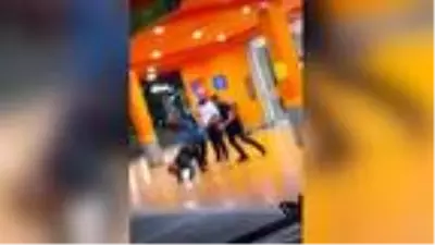 Brezilya'da siyahi adamın öldüresiye dövülmesi halkı sokağa döktü Brezilya'da siyahi adamın öldüresiye dövülmesi halkı sokağa döktü