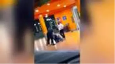 Brezilya'da siyahi adamın öldüresiye dövülmesi halkı sokağa döktü Brezilya'da siyahi adamın öldüresiye dövülmesi halkı sokağa döktü