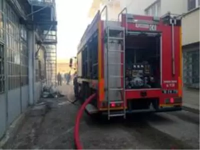 Bursa'da korkutan yangın plastik atölyesi küle döndü