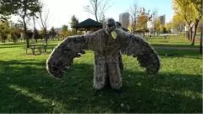 Bursalı ünlü tiyatrocu kartal kostümü giydi maske takmayanları uyardı Bursalı ünlü tiyatrocu kartal kostümü giydi maske takmayanları uyardı