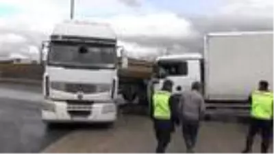 Çerkezköy'de hafriyat kamyonu ile yük kamyonu çarpıştı Çerkezköy'de hafriyat kamyonu ile yük kamyonu çarpıştı