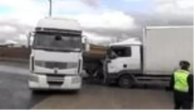 Çerkezköy'de hafriyat kamyonu ile yük kamyonu çarpıştı