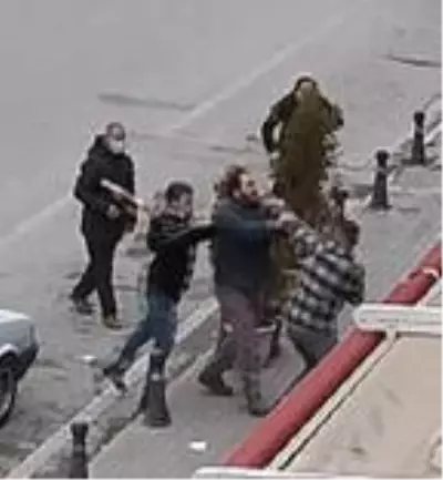 Çorbacıda masaya servis tartışması, taşlı sopalı kavgaya dönüştü: 2 yaralı Çorbacıda masaya servis tartışması, taşlı sopalı kavgaya dönüştü: 2 yaralı
