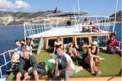 Demre'de bitmeyen yazın keyfini turistler çıkarıyor Demre'de bitmeyen yazın keyfini turistler çıkarıyor