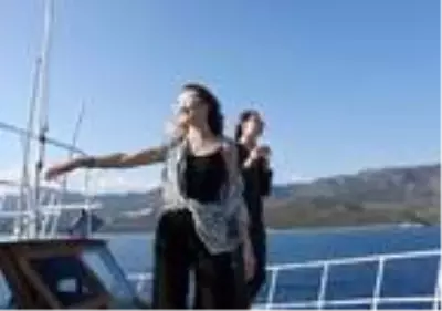 Demre'de bitmeyen yazın keyfini turistler çıkarıyor Demre'de bitmeyen yazın keyfini turistler çıkarıyor