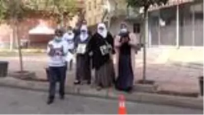 Diyarbakır annelerinin oturma eylemine iki aile daha katıldı Diyarbakır annelerinin oturma eylemine iki aile daha katıldı
