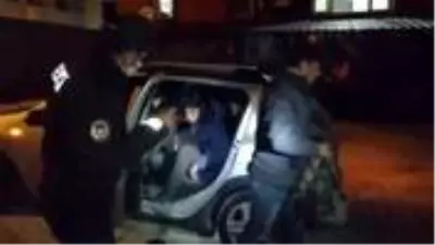 'Dur' ihtarına uymayan 4 kişilik otomobilden 10 düzensiz göçmen çıktı 'Dur' ihtarına uymayan 4 kişilik otomobilden 10 düzensiz göçmen çıktı