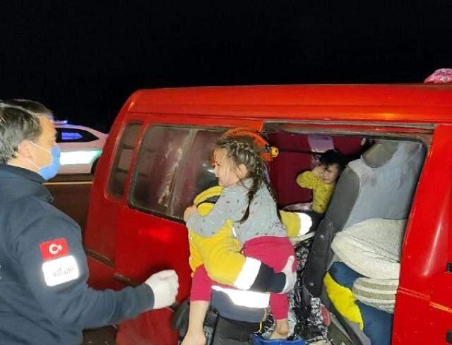 Düzce'de feci kaza! Eşyaların altında kalan çocuklar ağlayınca fark edildi Düzce'de feci kaza! Eşyaların altında kalan çocuklar ağlayınca fark edildi