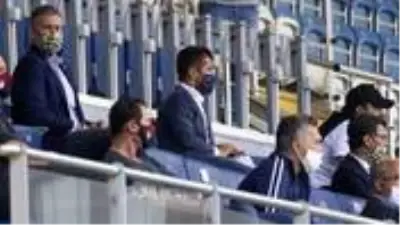 Emre Belözoğlu, Ömer Faruk'un oyuna girdiğini görünce ayağa kalkıp alkışladı Emre Belözoğlu, Ömer Faruk'un oyuna girdiğini görünce ayağa kalkıp alkışladı