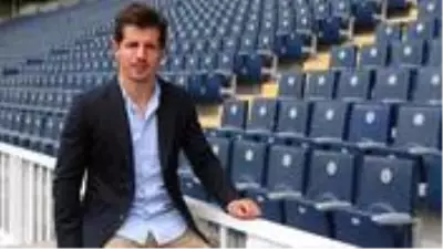Emre Belözoğlu, Ömer Faruk'un oyuna girdiğini görünce ayağa kalkıp alkışladı Emre Belözoğlu, Ömer Faruk'un oyuna girdiğini görünce ayağa kalkıp alkışladı