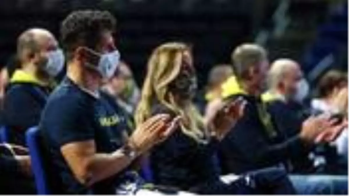 Emre Belözoğlu, Ömer Faruk'un oyuna girdiğini görünce ayağa kalkıp alkışladı