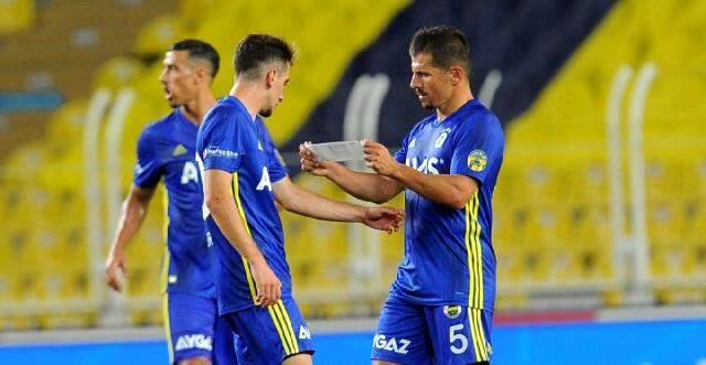 Emre Belözoğlu, Ömer Faruk'un oyuna girdiğini görünce ayağa kalkıp alkışladı Emre Belözoğlu, Ömer Faruk'un oyuna girdiğini görünce ayağa kalkıp alkışladı
