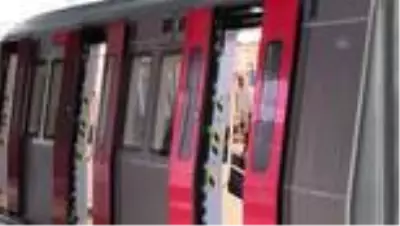 Engelli gençten metro istasyonunda engelli sevgilisine sürpriz evlilik teklifi Engelli gençten metro istasyonunda engelli sevgilisine sürpriz evlilik teklifi