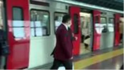 Engelli gençten metro istasyonunda engelli sevgilisine sürpriz evlilik teklifi Engelli gençten metro istasyonunda engelli sevgilisine sürpriz evlilik teklifi