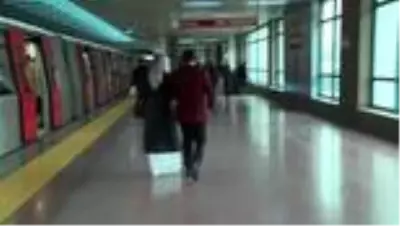 Engelli gençten metro istasyonunda engelli sevgilisine sürpriz evlilik teklifi Engelli gençten metro istasyonunda engelli sevgilisine sürpriz evlilik teklifi