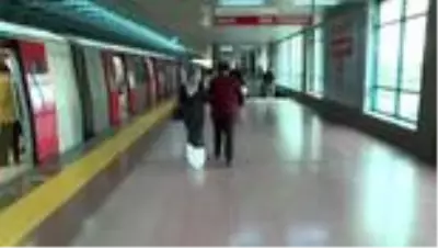 Engelli gençten metro istasyonunda engelli sevgilisine sürpriz evlilik teklifi Engelli gençten metro istasyonunda engelli sevgilisine sürpriz evlilik teklifi